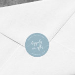 Manuscript gelukkig ooit na Editable Kleur Wedding Ronde Sticker<br><div class="desc">De sticker van het huwelijk die de woorden "gelukkig Ever na"in een ontspruiten cursief manuscript in wit tegen een editable achtergrondkleur (de klik past aan toegang aan) kenmerkt. Pas het aan door de placeholder tekst te vervangen. Voor meer opties zoals het veranderen van de doopvont en het is grootte/kleur, breid...</div>