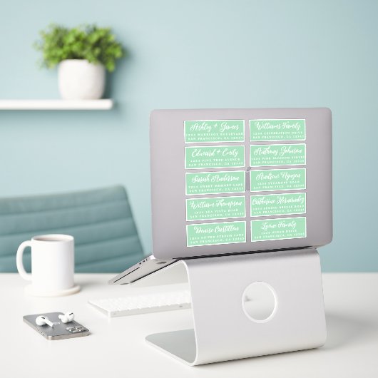 Manuscript Green Wedding Guest Adresetiketten Sticker (Laptop op bureau)