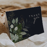 Manuscript Greenery en Gold Leaf | Donkere marine Bedankkaart<br><div class="desc">We ontwierpen dit greenery- en goudbladscript | donkere marine bedankt je kaart om je eenvoudige maar elegante boho bruiloft te voltooien. Het is voorzien van modern groen en wit eucalyptusblad, vruchtensap, een succulente bloem en minimale bladbladbladeren. Deze elementen geven het gevoel van een grillig waterverf betoverend bos, perfect voor elke...</div>