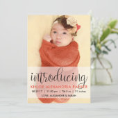 Manuscript introduceert Koral Baby Girl Foto Aankondiging (Staand voorkant)