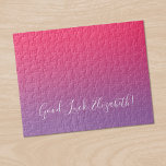 Manuscript met de naam Good Luck Pink naar Paarse  Legpuzzel<br><div class="desc">Stijlvolle framboze roze tot lichte paarse gradiënt puzzle bevat "Good Luck, [NAME]" in een witte scriptlettertype dichtbij de onderkant. Pas de grappige tekst aan in de zijbalk. Maakt een groot aangepast cadeau voor iemand die van een uitdaging houdt. Klik op de link Rocklawn Arts om het minimale ombré-ontwerp op andere...</div>