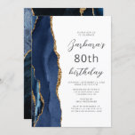 Manuscript Navy Blue Gold Agate 80th Birthday Kaart<br><div class="desc">De linkerrand van deze elegante,  moderne verjaardagsfeestuitnodiging is voorzien van een blauw-marinekliergrens met een gouden faux glitter. De aanpasbare tekst combineert een gouden kleurig script en maakt serif fonts op een witte achtergrond. De achterzijde is voorzien van een bijpassend blauw en goudvormig ontwerp.</div>