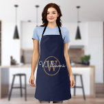 Manuscript Navy Blue Gold Monogram Schort<br><div class="desc">Moderne,  stijlvolle marineblauw en goudscriptnaam monogram apron. U kunt de naam en het monogram initiaal personaliseren om uw eigen uniek ontwerp te creëer. Ontworpen door: Thisnotme©</div>