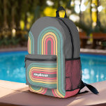 Manuscript Rainbow-kleuren rebootbundel retrijn Bedrukte Rugzak<br><div class="desc">Een funky lijnboogpatroon met pastels - blauw, groen, geel, oranje en rood. Het retro ontwerp omvat krommen en lijnen in dikke kleuren. Voeg jouw naam toe of schrap de tekst voor een leuk retro ontwerp. De naam is een trendy manuscriptdoopvont in wit. Als u op de aanpassingsverbinding klikt, kunt u...</div>