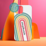 Manuscript Rainbow-kleuren rebootbundel retrijn iPhone 15 Case<br><div class="desc">Een funky lijnboogpatroon met pastels - blauw, groen, geel, oranje en rood. Het retro ontwerp omvat krommen en lijnen in dikke kleuren. Voeg jouw naam toe of schrap de tekst voor een leuke retro dekking. De naam is een trendy manuscriptdoopvont in grijs. Als u op de aanpassingsverbinding klikt, kunt u...</div>
