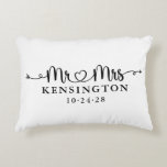 Manuscript Typography Custom Mr Mrs Wedding Photo Accent Kussen<br><div class="desc">Manuscript Wedding Heart Arrows Mr Mrs Wedding Photo Accent Sierkussen, gepersonaliseerd met de achternaam van het gelukkige paar, en trouwdatum! Eenvoudig aan te passen voor het perfecte cadeau voor bruiloften, verjaardagen, eerste Kerstmis, verloving, enz. Neem contact met ons op via cedarandstring@gmail.com als u hulp nodig hebt bij het ontwerp of...</div>