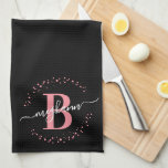 Manuscript van de zwarte naam van Trendy Girly Pin Theedoek<br><div class="desc">Meisjes, trendy, elegant, modern, roze en zwart wit monogram initiaal, naam script aangepast keukenhanddoek voor monogrammen. Met een monogram initiaal en een girale naam script in een handgeschreven kalligrafie spoelt het staartlettertype en een gestippeld cirkelvormig lijst rond uw monogram. Perfect vrouwelijk geschenk voor zus, moeder, vriendin, verjaardag, bruiloft, vrijgezellenfeest, zoete...</div>