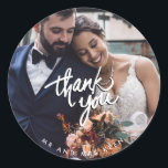 Manuscript Wedding Mr. en Mrs. Foto Dank u wel Ronde Sticker<br><div class="desc">Het witte manuscript "dank u"ontwerp gunt stickers met uw foto en namen. Deze trouwstickers,  dank u,  kunnen worden gebruikt voor uw huwelijksgunsten of als envelopzegels op uw dankjewel-kaarten.</div>