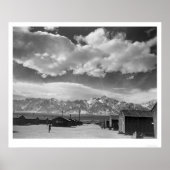Manzanar Street Scene, Clouds 1943 Poster (Voorkant)