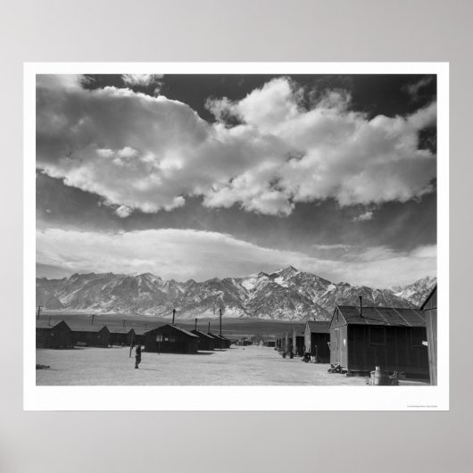Manzanar Street Scene, Clouds 1943 Poster (Voorkant)