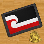 Maori flag & Zealand mode, rugby/sport Drievoud Portemonnee<br><div class="desc">WALLETS: Maori & Maori vlag - etnisch symbool & nationale Maori-vlag van Nieuw-Zeeland (Tino Rangatiratanga) - hou van reizen,  vakantie,  patriotten voor mode/sportfans in mijn land</div>