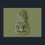 Maori Hei-Tiki Briefkaart<br><div class="desc">Maori Hei-Tiki. Het hei-tiki is een traditionele sierkruid die rond de nek van de Maori wordt gedragen,  en is meestal van een groensteen,  een soort jade in Nieuw-Zeeland.</div>