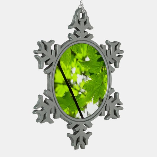 Mapelbladeren met regendruppels tin sneeuwvlok ornament (Links)