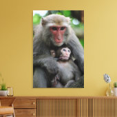 Mapenborst voedt haar Baby Canvas Afdruk (Insitu (Woonkamer))