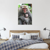 Mapenborst voedt haar Baby Canvas Afdruk (Insitu (Slaapkamer))