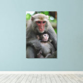 Mapenborst voedt haar Baby Canvas Afdruk (Insitu (Houten vloer))