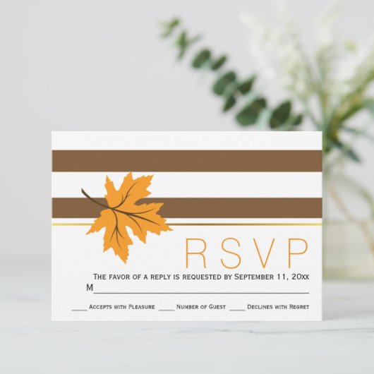 Maple bladeren en bruine strepen vallen bruiloft R RSVP Kaartje (Staand voorkant)