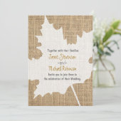 Maple Leaf Burlap Rustic Fall Huwelijksuitnodiging Kaart (Staand voorkant)