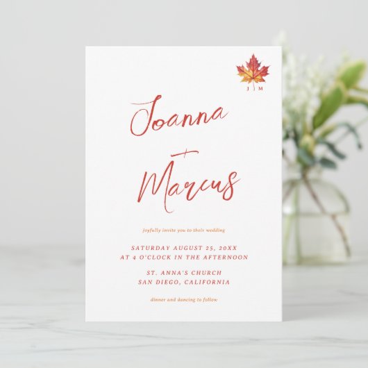 Maple Leaf Monogram Script Casual Fall Wedding Kaart (Staand voorkant)