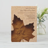 Maple Leaf Monogrammed Wedding Invitation Kaart (Staand voorkant)