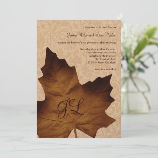 Maple Leaf Monogrammed Wedding Invitation Kaart (Staand voorkant)