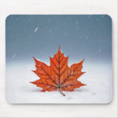 Maple Leaf On Fresh Snow Muismat (Voorkant)