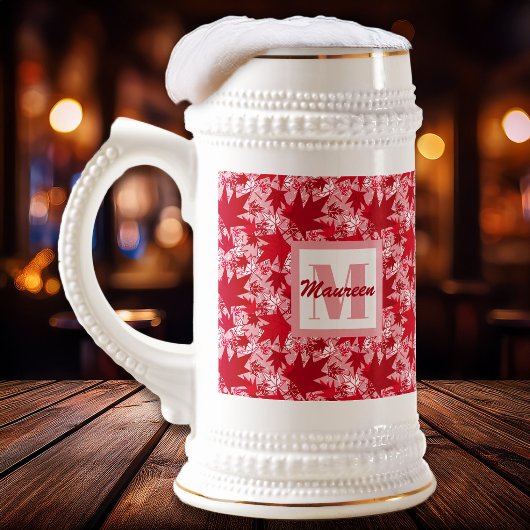 Maple lekt op een roze achtergrond bierpul