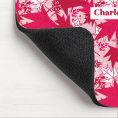 Maple lekt op een roze achtergrond muismat (Hoek)