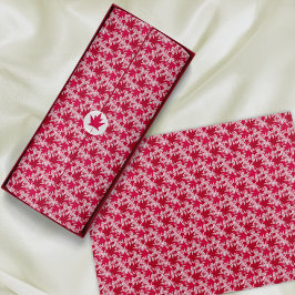 Maple lekt op een roze achtergrond tissuepapier