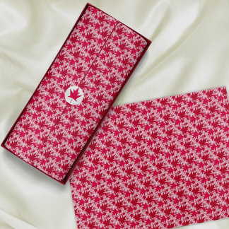 Maple lekt op een roze achtergrond tissuepapier