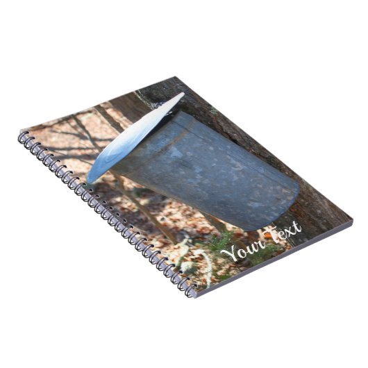 Maple Sugar Sap Bucket on Tree Natuur Notitieboek (Rechterzijde)