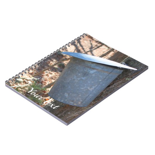 Maple Sugar Sap Bucket on Tree Natuur Notitieboek (Linkerzijde)