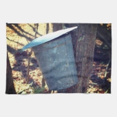 Maple Sugar Sap Bucket on Tree Theedoek (Horizontaal)