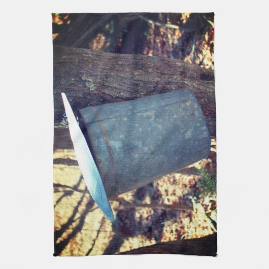 Maple Sugar Sap Bucket on Tree Theedoek (Verticaal)