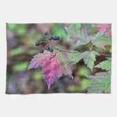Mapleleaf Viburnum Autumn Leaves en Berries Theedoek (Horizontaal)
