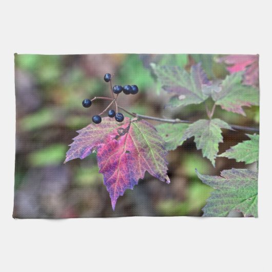 Mapleleaf Viburnum Autumn Leaves en Berries Theedoek (Horizontaal)