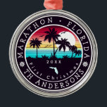 Marathon Florida Retro Sunset Palm Tree 80s Metalen Ornament<br><div class="desc">Marathon Florida Retro 60s Palmbomen Souvenirs. Marathon Florida,  retro strandsouvenirs. reisontwerp voor zomerliefhebbers. dit retro  ontwerp is een geweldig vakantie-,  verjaardags- en zomervakantiecadeau-idee. - U kunt de sjabloon personaliseren door een naam van uw stad of locatie,  jaar en voeg tekst toe om ze extra speciaal te maken. -</div>