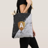 Marble Black White met gepersonaliseerd Monogram T Tote Bag (Dichtbij)