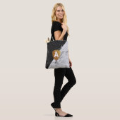 Marble Black White met gepersonaliseerd Monogram T Tote Bag (Op model)