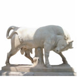 Marble Bull op een hoge voetgangersschaal Staand Fotobeeldje<br><div class="desc">Marble Bull op een hoge voetganger. Indrukwekkend is de kopie van de marmerstier die door Kollytos in de begraafplaats van Dionysios is opgetrokken en die van 345 tot 338 voor Christus dateert.</div>