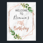 Marble Roos Gold Foliage 80th Birthday Welcome Pos Poster<br><div class="desc">Marble Roos Gold Foliage 70th Birthday Welcome Poster Foliage, faux roos Gold line art en marmer 70th jarig welkomstteken. Dit eenvoudige en elegante ontwerp is voorzien van een penseelkalligrafie in de gouden folie van faux-roos die niet kan worden gewijzigd en een groene bladbekleding. De achtergrond is een wit marmer afbeelding....</div>