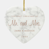 Marble Roos Gold Mr. en Mrs. Our First Kerstmis Keramisch Ornament (Achterkant)
