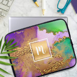Marble waterverf gold paars aqua green monogram laptop sleeve<br><div class="desc">Een dun, faux gouden folie vierkant met een initiaal van de manuscripttypografie bedekt een rijke, goudgroen, paars, groen, aqua, en roze waterverf achtergrond op deze elegante, trendy, girale, monogramed neopreen laptophoes. Maakt elke keer dat je het gebruikt een leuke en stijlvolle uitspraak. Deze laptophoes bestaat uit drie formaten: 15, 13...</div>