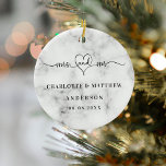 Marble white names de heer mevrouw elegant recent  keramisch ornament<br><div class="desc">Gedrooid met de heer Mrs met een hart. Een witte witte zwarte marmerachtige achtergrond voor het afdrukken van stenen. Pas uw namen en uw trouwdatum aan en voeg deze toe. Zwarte tekst.</div>