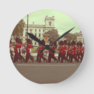 Marchingbewakers in buckingham palace ronde klok
