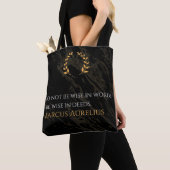 Marcus Aurelius' wijsheid: daden spreken luid Tote Bag (Dichtbij)
