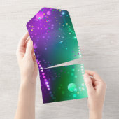 Mardi Gras Festive Paarse Achtergrond All In One Uitnodiging (Afscheurbaar)