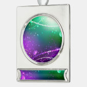 Mardi Gras Festive Paarse Achtergrond Verzilverd Banner Ornament (Links)