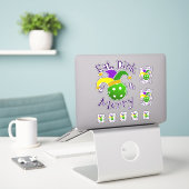 Mardi Gras Pickleball Eat Dink be Merry Sticker (Laptop op bureau)