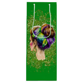 MARDI GRAS VROUW MET PAARSE GROENEN GOUDEHAAR WIJN CADEAUTAS